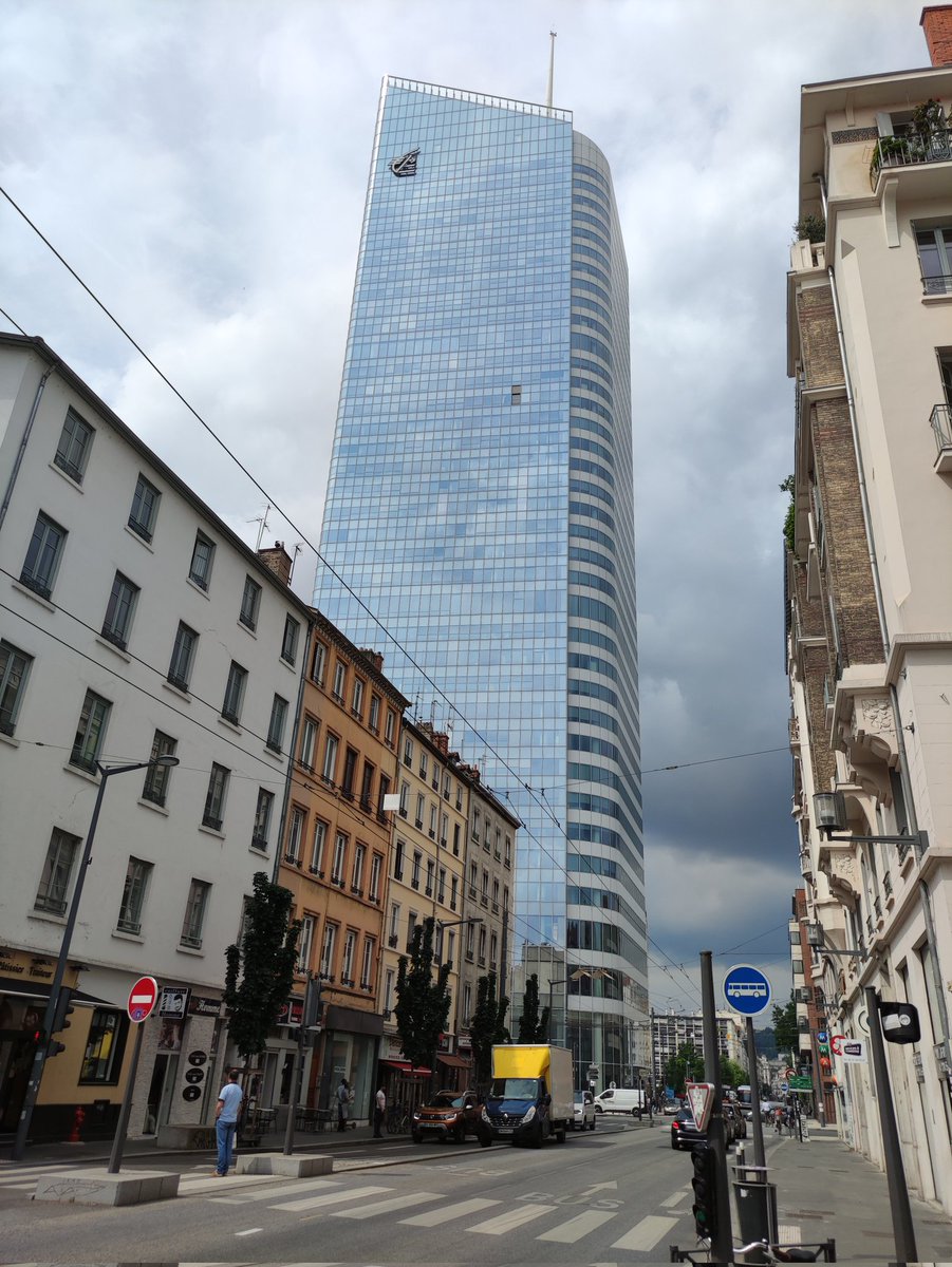 Patybio1's tweet photo. "La tour de contrôle"  ici à Lyon  m'impressionne toujours autant, par sa présence imposante se fondant même ce matin aux couleurs du ciel tel un caméléon ...
#lyon 
#lavielyonnaise https://t.co/gJX4Jgfxee