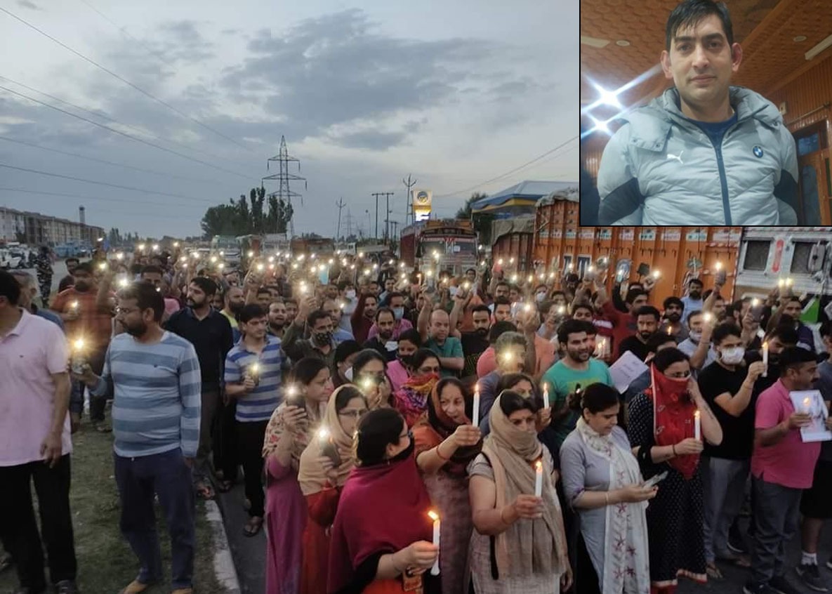 TheSatishDua's tweet photo. Kashmiri Pandits protest in Srinagar over killing of one of their own- Rahul Pandit - by terrorists.

Everyone should support this protest, making it a movement against the dastardly violence in Kashmir.

Insurgencies ended in Punjab and Mizoram by such movements.
Jai Hind 🇮🇳 https://t.co/jgaM4ueWwX