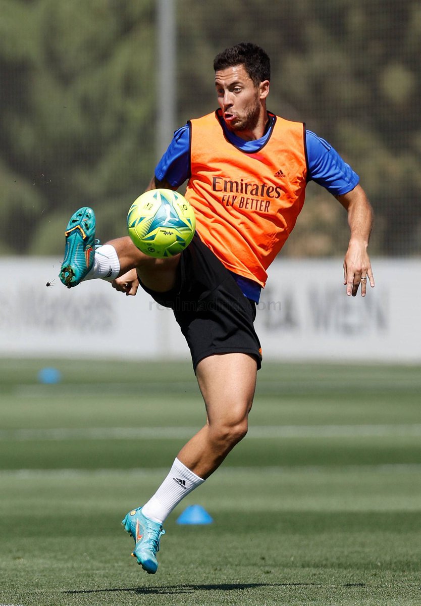 CFCDigest's tweet photo. My my! 😍❤️

Eden Hazard in today's training! 🤍 https://t.co/kTl85nSR2e