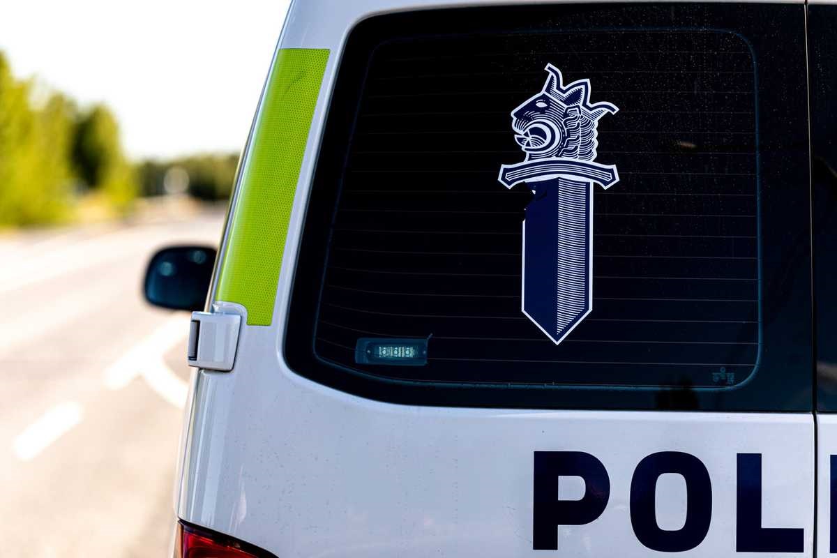 Nyt alkaa olla sen verran kesäiset kelit, ettei nastarenkailla ole enää liikenteeseen asiaa. Tästä päivästä lähtien nastarenkaiden käytöstä rapsahtaa liikennevirhemaksu. #poliisi #Helsinki