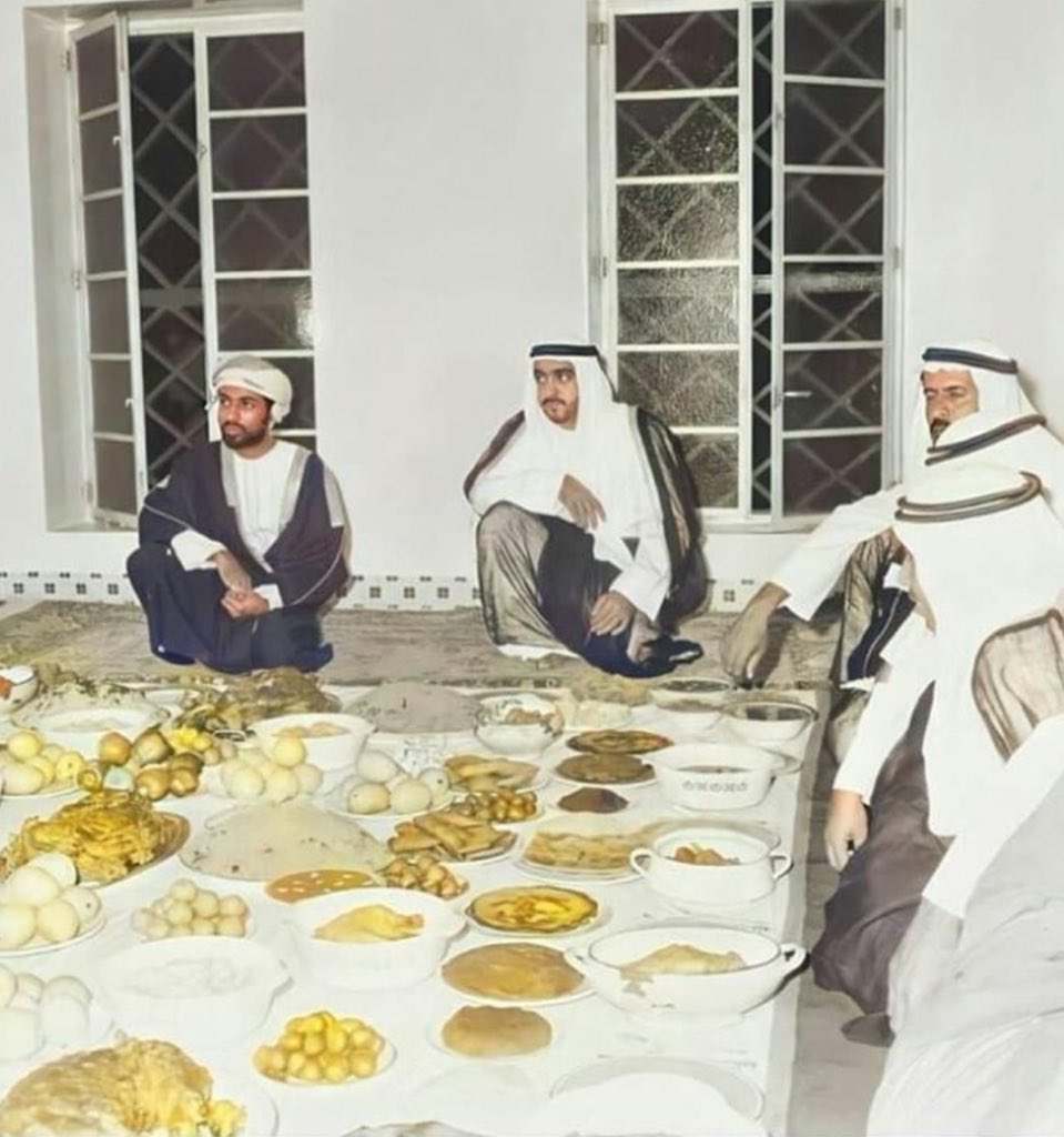 5alfan1's tweet photo. جعلهما الله ممن يشربون ويأكلون من نعيم الجنة. #خليفة_بن_زايد https://t.co/CXnQsjZZx0