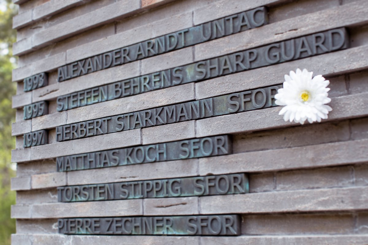 Bw_Einsatz's tweet photo. Die #BundeswehrimEinsatz gedenkt heute: Hauptfeldwebel Herbert Starkmann. † 15.05.1997 #SFOR https://t.co/eG9tUpib8P
