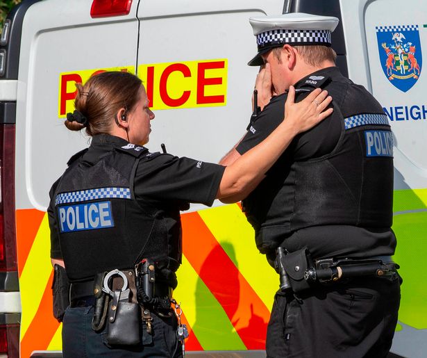 projectpeace854's tweet photo. This image touched our hearts.💙 During this Mental Health Awareness week, let's say a special thank you to our police force &amp; emergency services for the fantastic work they do to keep our communities safe despite their stress, fears &amp; tears.
THANK YOU! 👏🏼👏🏼👏🏼 https://t.co/IuTIohbWEd