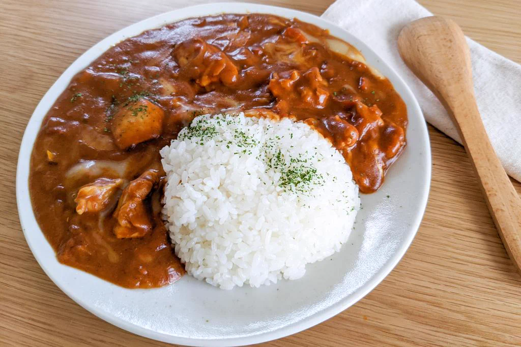 本格的な『バターチキンカレー』がレンジで出来ちゃう！？時短でお手軽なカレーレシピ♪