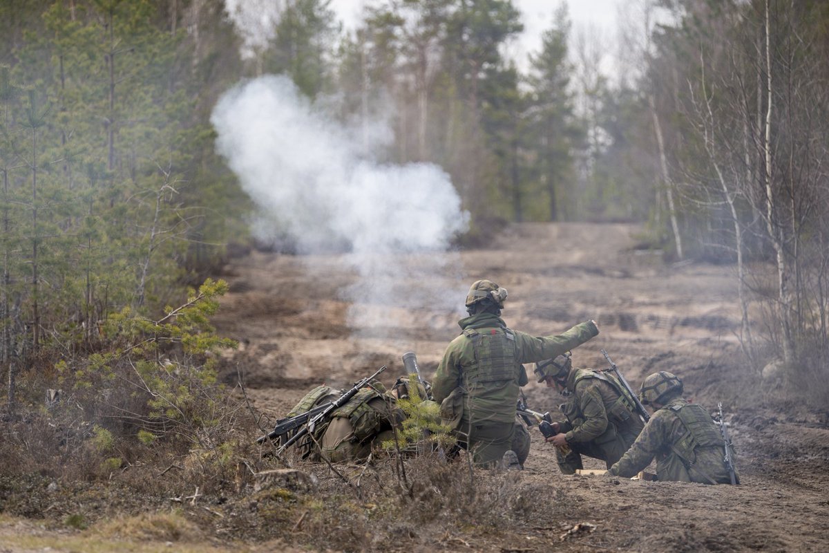 Maavoimat's tweet photo. Nousujohteinen ja intensiivinen #Arrow22 on päättynyt. Vahvat kansalliset tavoitteet ja kansainväliset harjoituskumppanit muodostavat jatkossakin toimivan kokonaisuuden #maavoimat mekanisoidulle harjoitukselle. Kiitos osallistujille! @KarjalanPR @PorinPR #pspr 🇪🇪🇬🇧🇺🇲🇱🇻🇫🇮 https://t.co/cvC3PFs2Wo