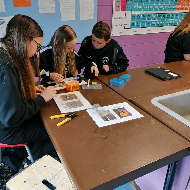 Abersychansch's tweet photo. An exciting week for our Year 7 pupils with a visit from @EESWSTEMCymru #StemCymru Pupils were given the task of building their own wind turbines and had to generate as much electricity as possible! 💡⚡️Da iawn all👏 a great session! Diolch StemCymru! https://t.co/i13WYc1bKB