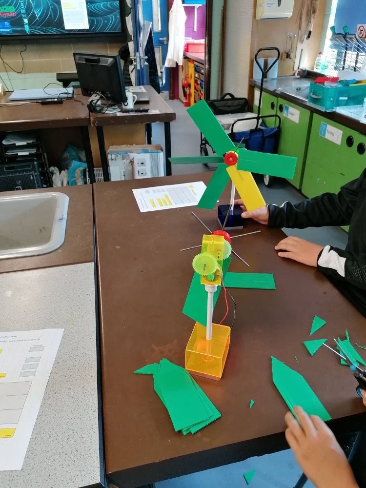 Abersychansch's tweet photo. An exciting week for our Year 7 pupils with a visit from @EESWSTEMCymru #StemCymru Pupils were given the task of building their own wind turbines and had to generate as much electricity as possible! 💡⚡️Da iawn all👏 a great session! Diolch StemCymru! https://t.co/i13WYc1bKB