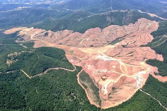 Maden talanı korkunç boyutlara ulaştı. 
Nisan itibariyle işletme izni olan ruhsatlı maden sayısı 7.487
2022 başı itibariyle toplam maden ocağı sayısı ise 14.720
Tüm kanunlar maden talanı üzerine düzenleniyor. 
Ormanlar, tarlalar ve su varlıkları maden holdingleri emrinde artık.