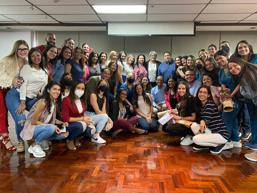 svperiodoncia's tweet photo. #12deMayo cuarto día de celebración de la Semana de la Salud de la Encía. En compañia de la Decana @NancyleonmLe y @mvlongobardi Directora de @FacOUCV #Encia #Periodoncia #Encía https://t.co/A9LKEbfU61
