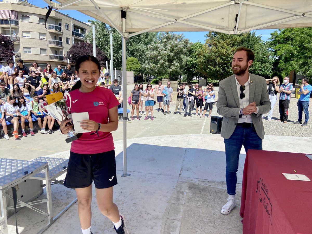 paerialleida's tweet photo. 🏅L'@insmariarubies ha organitzat la seva 3a duatló, per a promoure  l'activitat física i els hàbits saludables i per a impulsar la causa solidària per a la recerca contra el càncer que impulsa @sumakmconpau. @ignasiamor ha participat en l'entrega de premis @esports_lleida 🚴🏽🏃🏽 https://t.co/gLbs108rjt