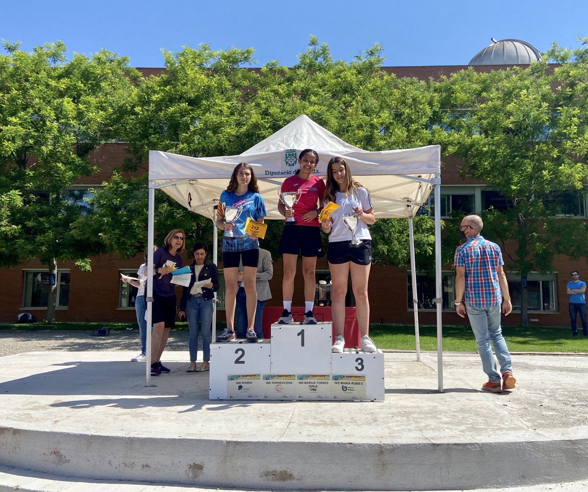 paerialleida's tweet photo. 🏅L'@insmariarubies ha organitzat la seva 3a duatló, per a promoure  l'activitat física i els hàbits saludables i per a impulsar la causa solidària per a la recerca contra el càncer que impulsa @sumakmconpau. @ignasiamor ha participat en l'entrega de premis @esports_lleida 🚴🏽🏃🏽 https://t.co/gLbs108rjt