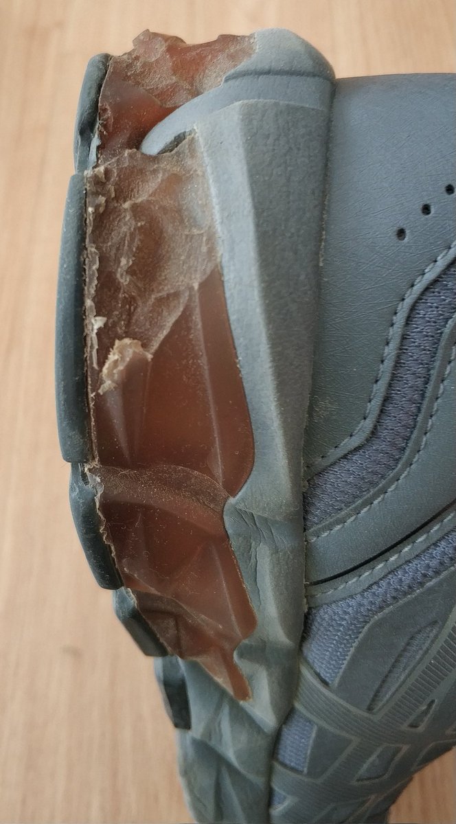 MediCuartoMitad's tweet photo. Las compre en agosto y a los 5 meses estaban asi despues de usarlas solo para pasear. Gracias @ASICSeurope pero no quiero el 30% en la proxima compra https://t.co/axuCZ72plu