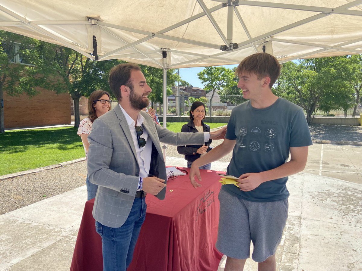 paerialleida's tweet photo. 🏅L'@insmariarubies ha organitzat la seva 3a duatló, per a promoure  l'activitat física i els hàbits saludables i per a impulsar la causa solidària per a la recerca contra el càncer que impulsa @sumakmconpau. @ignasiamor ha participat en l'entrega de premis @esports_lleida 🚴🏽🏃🏽 https://t.co/gLbs108rjt