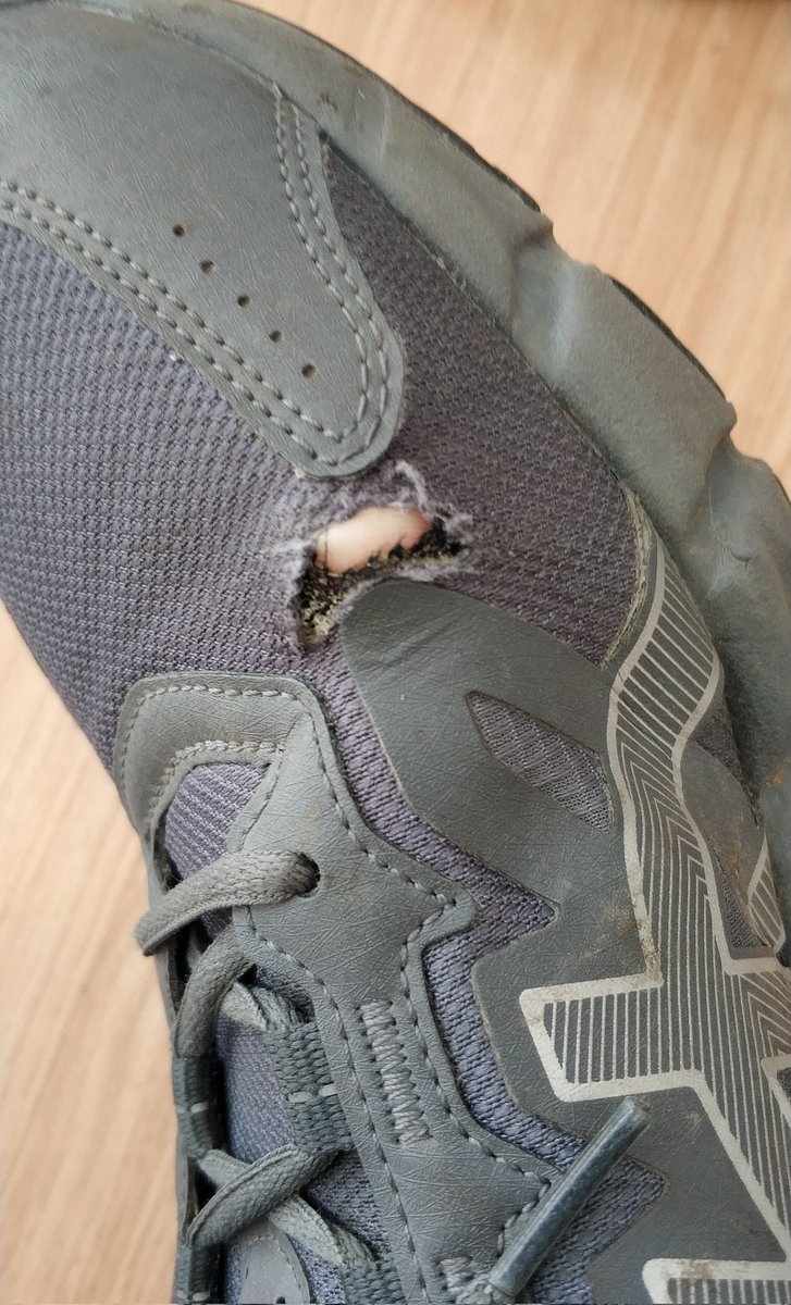 MediCuartoMitad's tweet photo. Las compre en agosto y a los 5 meses estaban asi despues de usarlas solo para pasear. Gracias @ASICSeurope pero no quiero el 30% en la proxima compra https://t.co/axuCZ72plu
