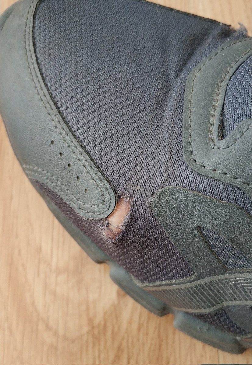 MediCuartoMitad's tweet photo. Las compre en agosto y a los 5 meses estaban asi despues de usarlas solo para pasear. Gracias @ASICSeurope pero no quiero el 30% en la proxima compra https://t.co/axuCZ72plu
