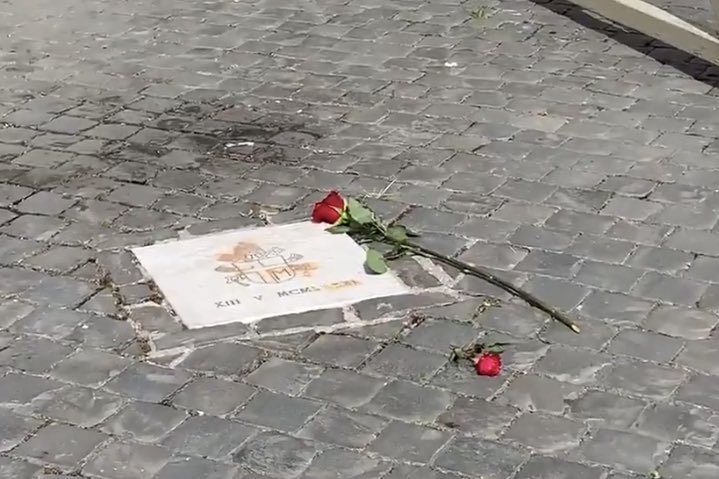 evaenlaradio's tweet photo. Un día como hoy, hace 41 años, el disparo de Ali Agca estuvo a punto de matar a San Juan Pablo II en la Plaza de San Pedro.
Cada 13 de mayo, en el lugar donde ocurrió alguien deja alguna rosa.
Es el día de la #VirgenDeFátima 
#Vaticano 
#Roma https://t.co/Iw2pIEqrvt