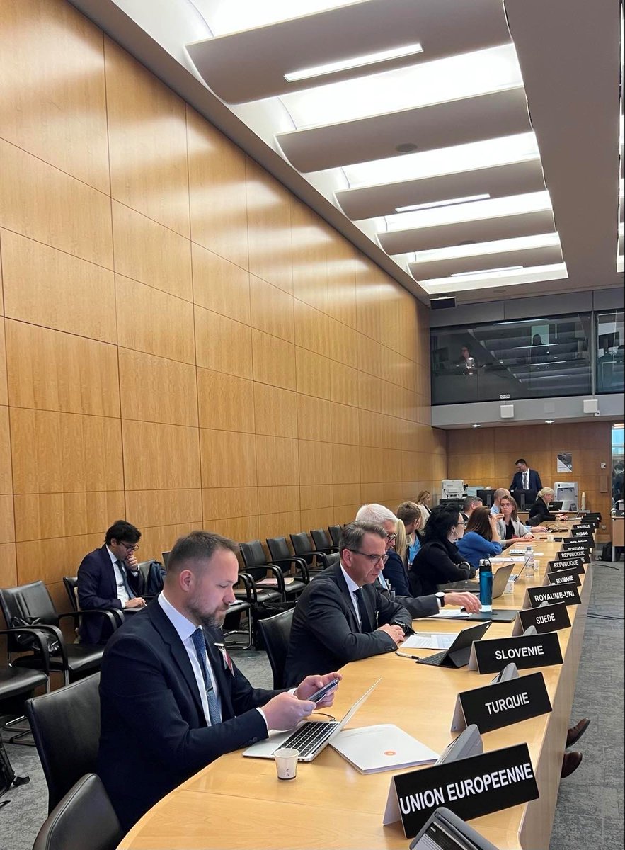 mju_RS's tweet photo. ➡️@PPogacar se v Parizu udeležuje srečanja delovne skupine @OECD za vodenje zaposlenih, na katerem obravnavajo teme mobilnosti in fleksibilnosti javnih uprav, spodbujanja kulture učenja kot ključnega akterja inovativnosti, prilagajanja novim razmeram ter odpornosti. https://t.co/eqfNpp7xkx