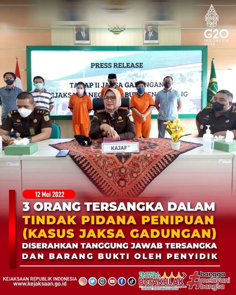 KejaksaanRI's tweet photo. Kamis 12 Mei 2022, Tim Penuntut Umum pada Kejari Kab. Malang telah menerima Penyerahan Tanggung Jawab Tersangka dan Barang Bukti dari Tim Penyidik pada Polres Malang atas nama 3 orang Tersangka terkait Tindak Pidana Penipuan dengan Mengaku Jaksa/Pegawai/Oknum Kejaksaan RI. https://t.co/vGca4LrEXK