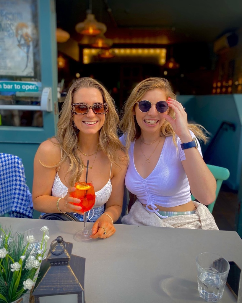 It's smiles all round thanks to the return of our Cocktail Club Happy Hour 🥳 

2 cocktails for £12? Say no more 🏃‍♀️ 

Sites that do 2 for 12 cocktails: Clapham North, Perky Nel, Faber Fox, Mere Scribbler, Old Frizzle 

Thanks @mirandaburnley for the fabulous picture!