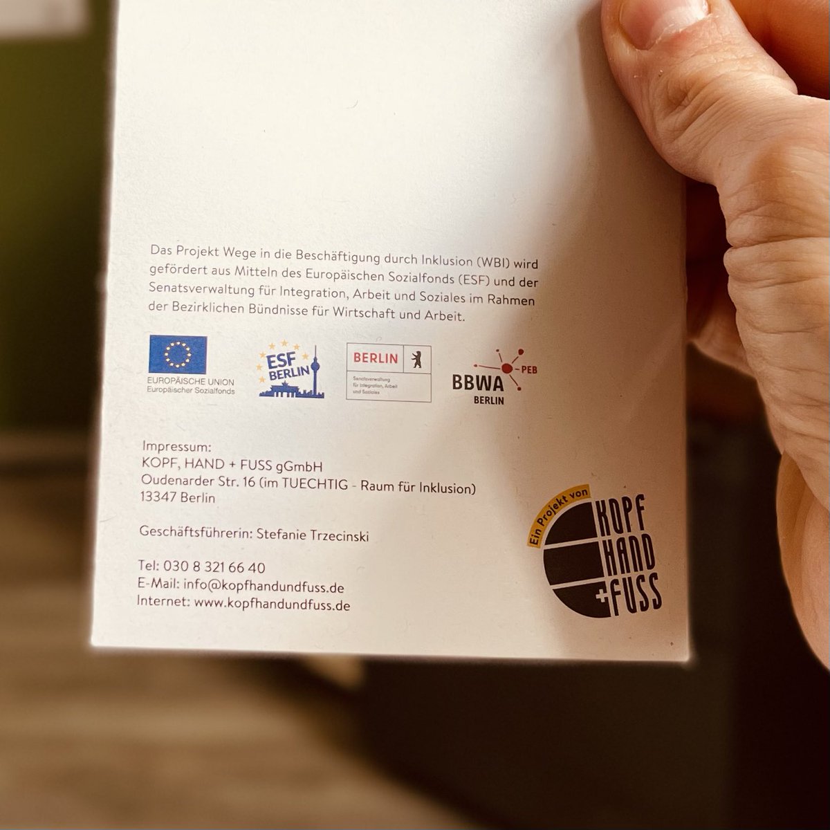 InklusionBerlin's tweet photo. Kennt ihr schob unseren neuen Flyer? Nein? Dann holt euch doch ein Exemplar im @TUECHTIG_Berlin. 😉 Aber im Ernst: Kommt vorbei! Wir informieren euch gerne vor Ort über unser kostenloses Angebot zur Teilhabe im Beruf. Oder schaut unter https://t.co/Adkwf90Clg vorbei. ❤️#Inklusion https://t.co/N78WlACMFG