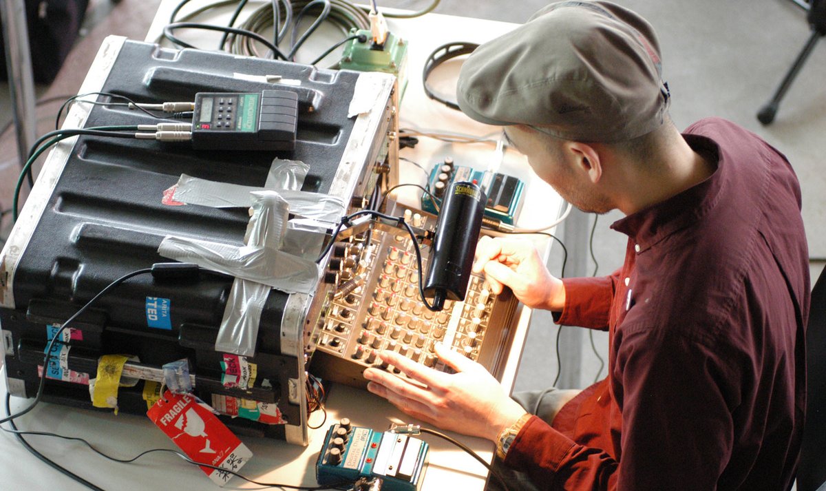 zzzwiw's tweet photo. The No-Input Mixer technique turns any regular mixer into an instrument which generates sound by connecting the output of a mixer into one of its inputs https://t.co/nsuBNozLmx #noinputmixing #feedback #experimentalmusic #noise #glitch https://t.co/QMWIeyHi6A