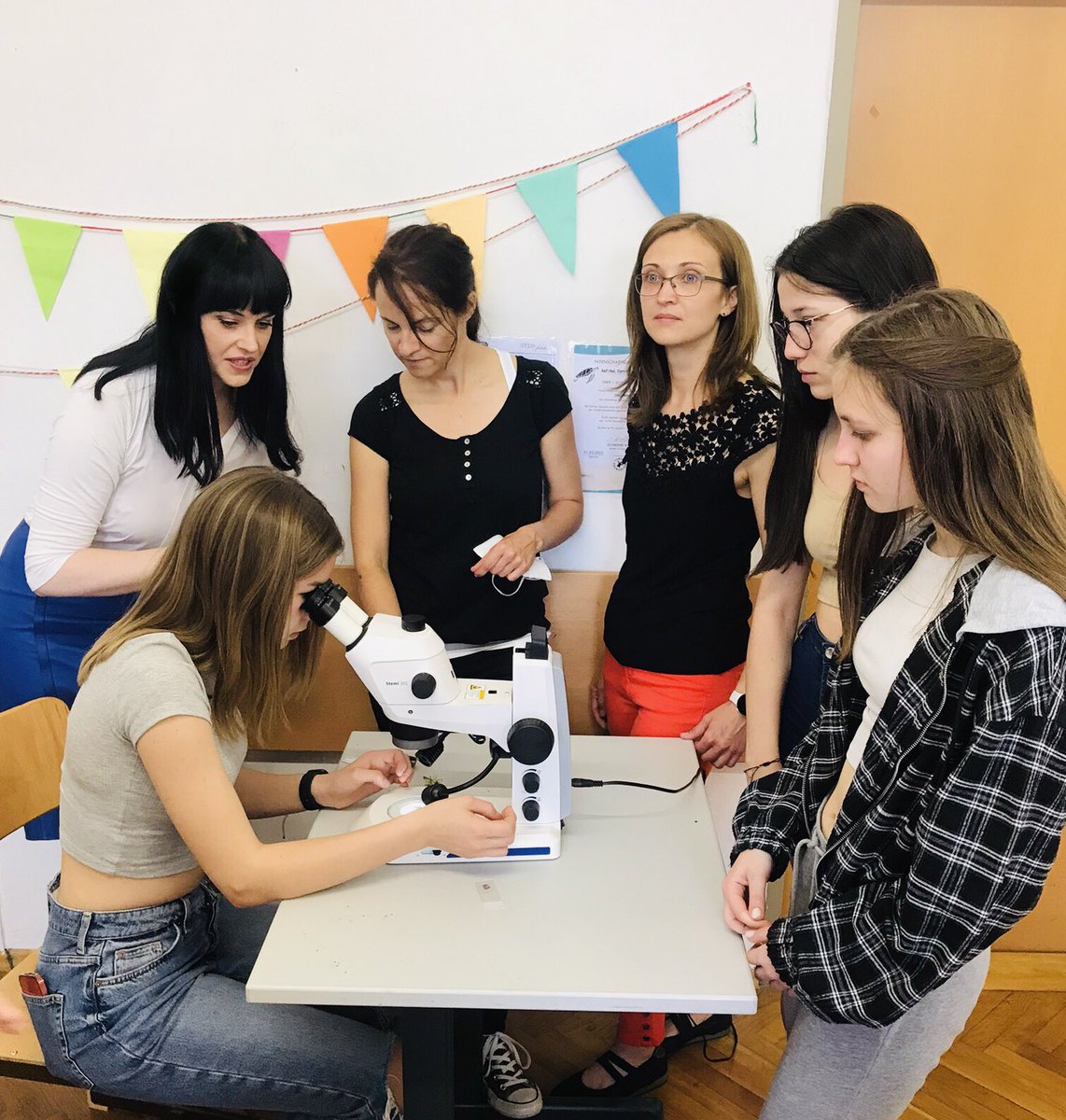 amberg_nicole's tweet photo. Today’s #MicroscopyFriday: Curiosity-driven research with the next generation of scientists at Gymnasium Oberschützen: Class 4a, the winners of the @zeiss_micro Stemi 305 microscope in the @Stem_fatale_ #WomeninScience creativity contest 2022. #seeying beyond with ZEISS! https://t.co/adAR8ysyVr