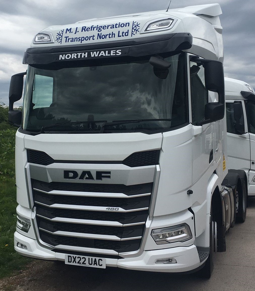 GreenhousComme's tweet photo. New Generation DAF's are taking over the roads! 🚛
9 out of 10 New Generation DAF XF 480 FTG's have now been delivered to M.J Refrigeration Transport, supplied by Salesman Jack Potts. 
#DAF #daftrucks #NewGeneration #XF #DAFXF #StartYourFuture #mjrefigerationtransport #trucks https://t.co/JJP6fC2wXo