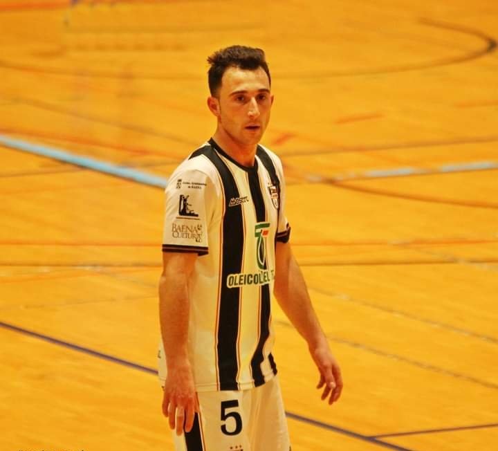 Nuestro eterno jefe @nonetelara5  ya ha pasado por quirófano para ser intervenido de su mal herida rodilla.

Comienza un periodo largo de recuperación, pero lo bueno es que ya mismo estás de nuevo en el parquet del Juan Carlos I.

Ánimo Nono... !!!

#baenafutsal