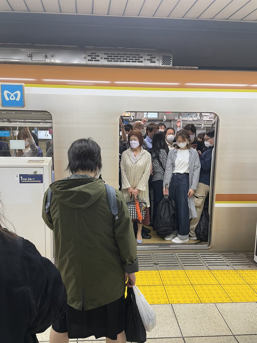 koach08's tweet photo. Well it’s a small problem comparing to a world big problem but still… that crowded Tokyo subway. 大した問題ではないよ。でもね混んでて次の列車でお願いしますって言われたら疲れ倍増。平和な1日🕊都会の小さな悩み #Tokyo #crowdedtrain https://t.co/GIEbPtcOJ1