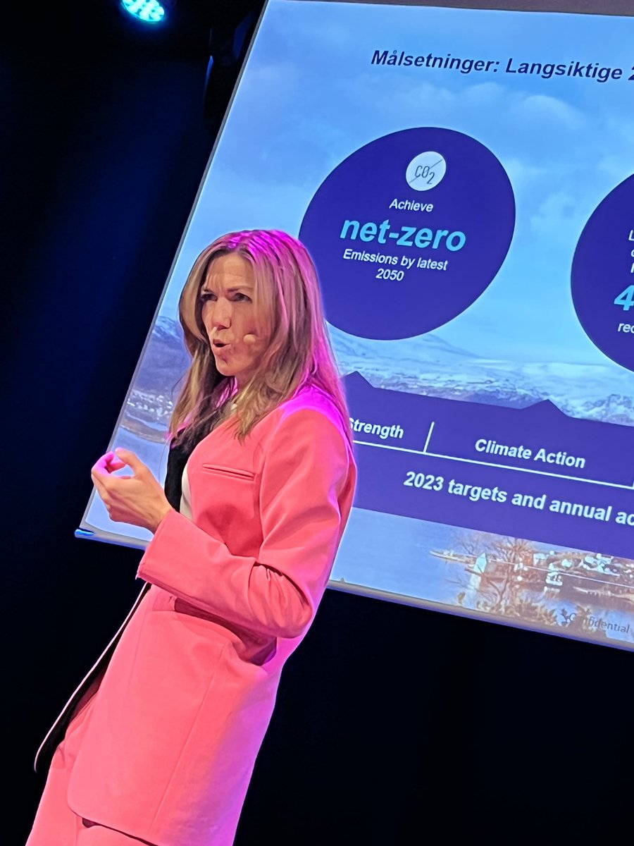 Det er @SparebankenSor Næringslivsdag i #Arendal.  @ThinaSaltvedt leverer sylskarpe  bilder og utbroderer analyser slik at vi lytter, inspireres og forstår alvoret - og ser muligheter.