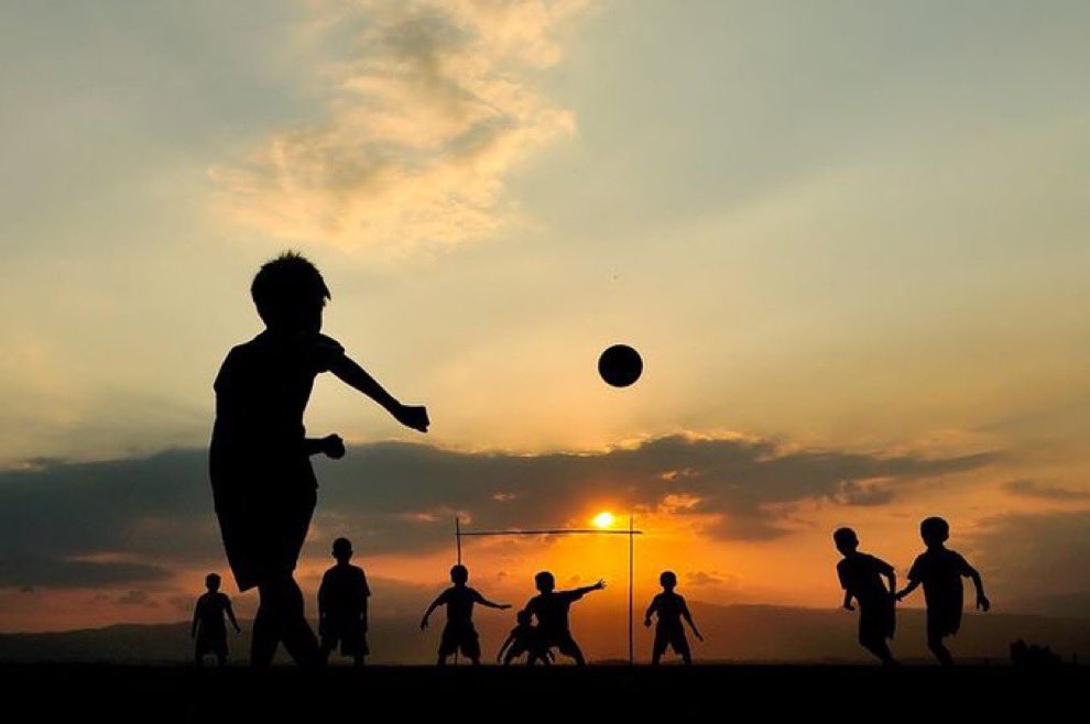 F1RPO's tweet photo. Navegar era jugar con el viento, era una sonrisa a tiempo y jugar con un barquito de papel, al final del día ser la estrella de fútbol de tu cantón… Entre algunas memorias☕️☕️

#LaEstancia #LaInfancia https://t.co/pzIvSijP5a