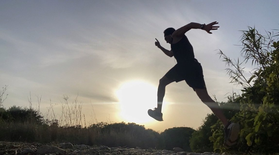 Carlosmodo's tweet photo. BUSCANDO EL SoL 🌞.

#corrermellenalospulmonesdefelicidad

#UGLOW #UGLOWSPORT #uglowRUNnaked #runNAKED #sincosturas
#fit #instafit #sport #ejercicio #training #impossibleisnothing #entrenamiento #nutricion #healthcoach  #gym #trail #running #entrenamentpersonalitzat #energyrun https://t.co/Rp2vLXV4by
