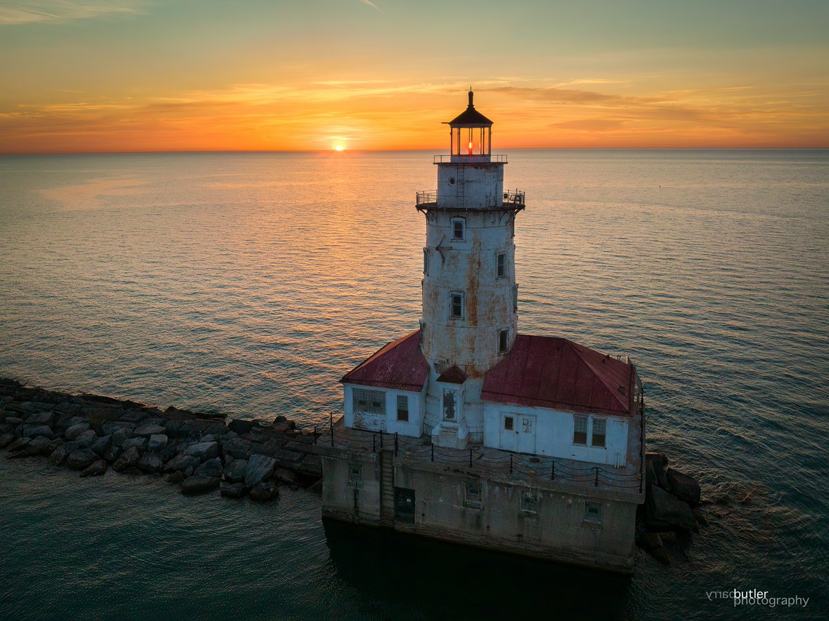 barrybutler9's tweet photo. Today's sunrise...and today's BIG NEWS.
I'm proud to share that I have joined a non-for-profit group to restore and preserve Chicago Harbor Lighthouse. The group is Friends of Chicago Harbor Lighthouse. Get details and DONATE at https://t.co/cn30vMM7Ei   PLEASE SHARE! https://t.co/GqP9y9sOhv