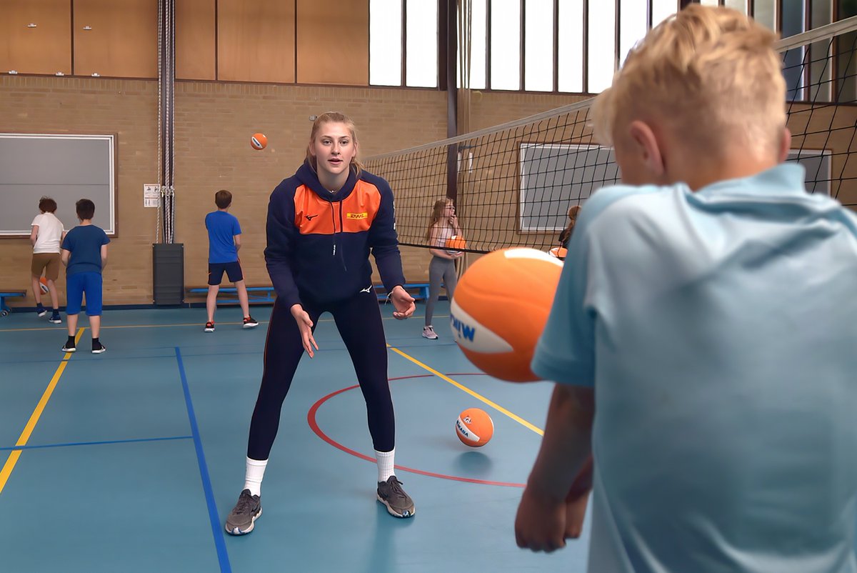 #Volleybal | 🏐Op OBS De Marlijn vertelde volleybal-international Elles Dambrink over haar leven als professioneel sporter, beantwoordde vragen van de kinderen en gaf ze een volleybalclinic! Bekijk de foto's hieronder 👇 

#Kamerenkum #PlayVolleybal #WKVolleybal2022