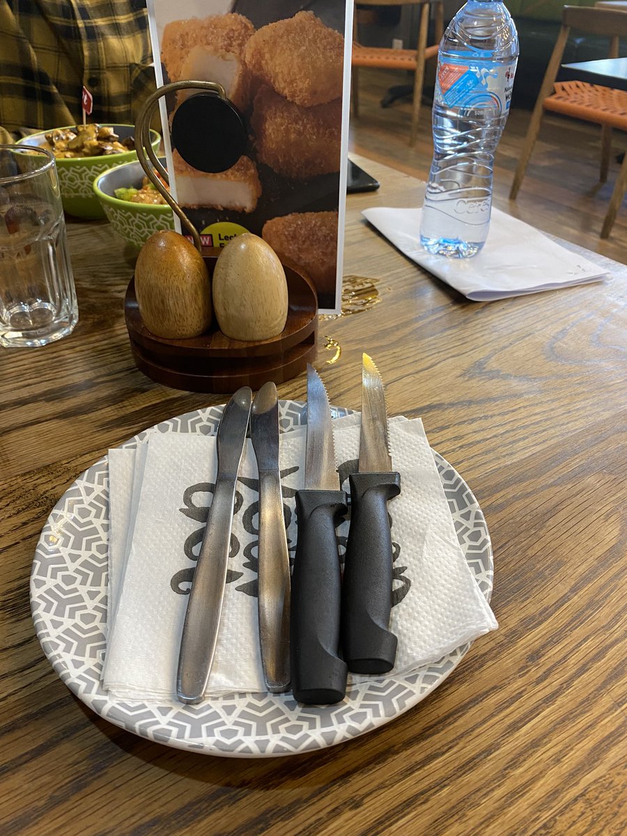 AMamnguni's tweet photo. @NandosSA please explain this 🙄 how am I supposed to eat with only forks? #RHODurban #showmax #RHODurbanreunion https://t.co/lMcTpDJXzV
