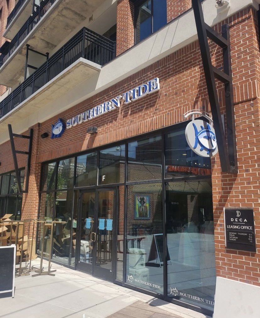 AndUpstate's tweet photo. A nice #custom set of reverse lit channel letters and a non-illuminated blade sign for Southern Tide in #yeahTHATgreenville 🔥 #manufacturing #signage #sign #signdesign #advertising #Exterior #design #designer #SmallBusiness https://t.co/Rcxz5JzFQz