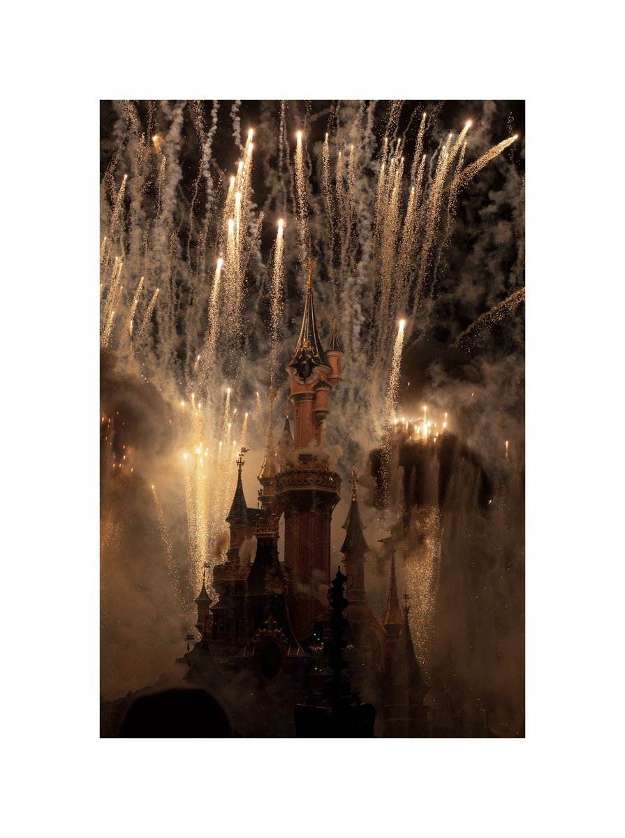 Mahkeo's tweet photo. Wonderful 🎆✨ #DisneylandParis #DisneylandParis30 https://t.co/jZ9UXnzhuv