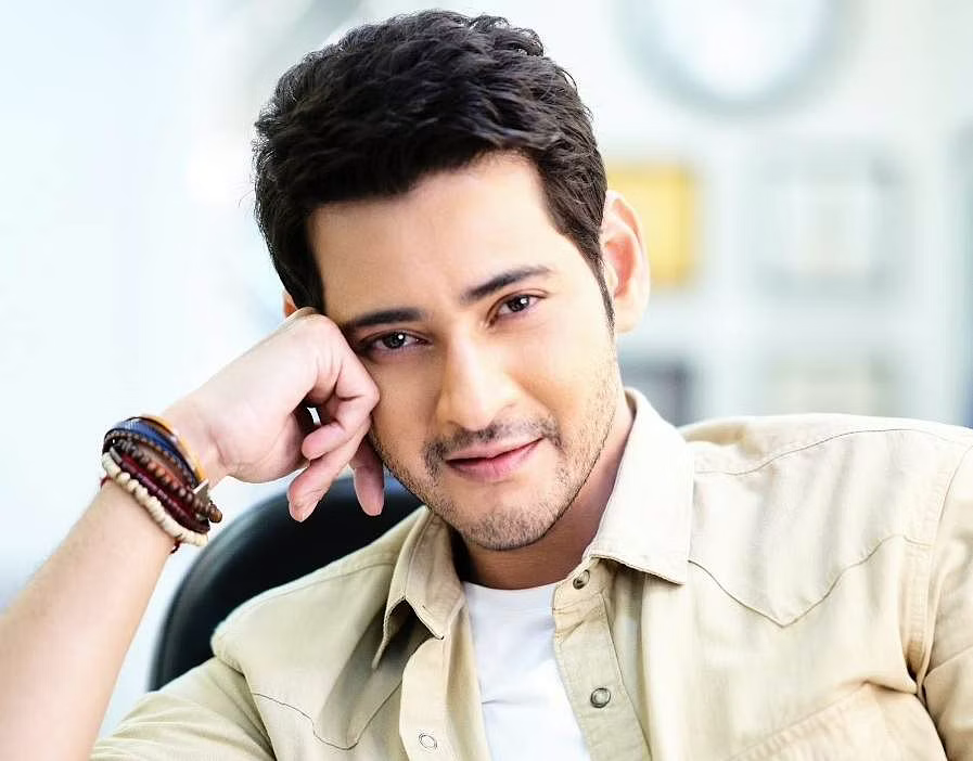 YoungZBharat's tweet photo. Mahesh Babu की फिल्म #SarkaruVaariPaata ने की ज़बरदस्त ओपनिंग, पहले दिन कमाए ₹ 75 करोड़ 

#SarkaruVaariPaata #MaheshBabu #SVP 

@SVPTheFilm @urstrulyMahesh 

Source: DNA https://t.co/cyZiTMm4TP
