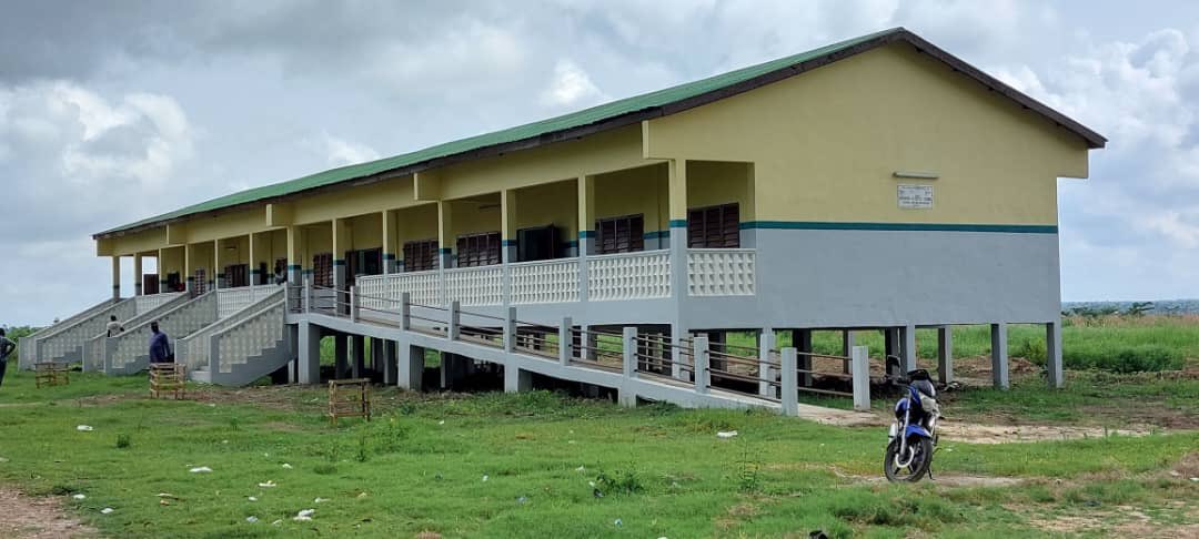 HardyBertrand's tweet photo. Réception de 4 nouvelles salles de classe au CEG d’#Avagbodji, dans les #Aguégués, par le @BeninSecondaire et l’#ACISE. @AFD_France avec le projet #SENS contribue au renforcement de l’#education au 🇧🇯@ambafrancebenin #FranceBenin #EducationEnCommun #AFDGolfeDeGuinee https://t.co/Otg3Da44jM