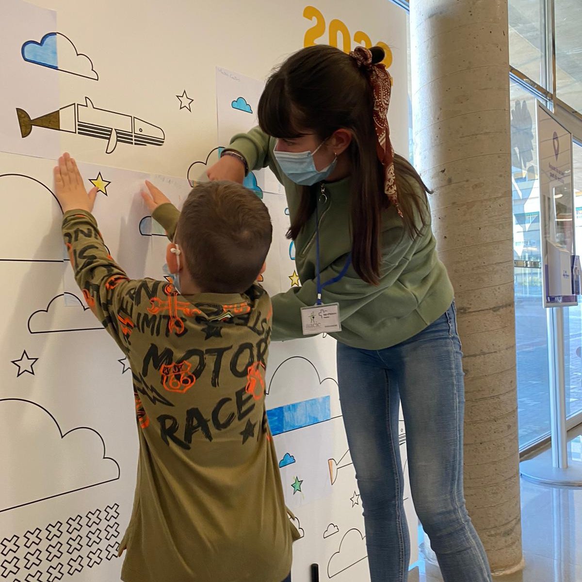 Coravant's tweet photo. Avui hem participat en l'acte del #DiaInfantHospitalitzat a @vallhebron
⁣
Les nostres voluntàries han ajudat als nens i nenes a omplir de color el mural, també hi ha hagut una actuació de màgia i no podia faltar tampoc la celebració tradicional del llançament de petons.⁣ https://t.co/SZ3iVSd7KL