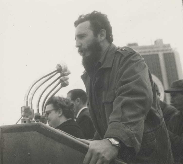 #Fidel: Esta Revolución la defiende el pueblo, la defienden los hombres y las mujeres que tienen valor para marchar con ella, que tienen fe para marchar con ella, que tienen espíritu de hierro para marchar con ella, para luchar junto a ella... (13/05/1962)