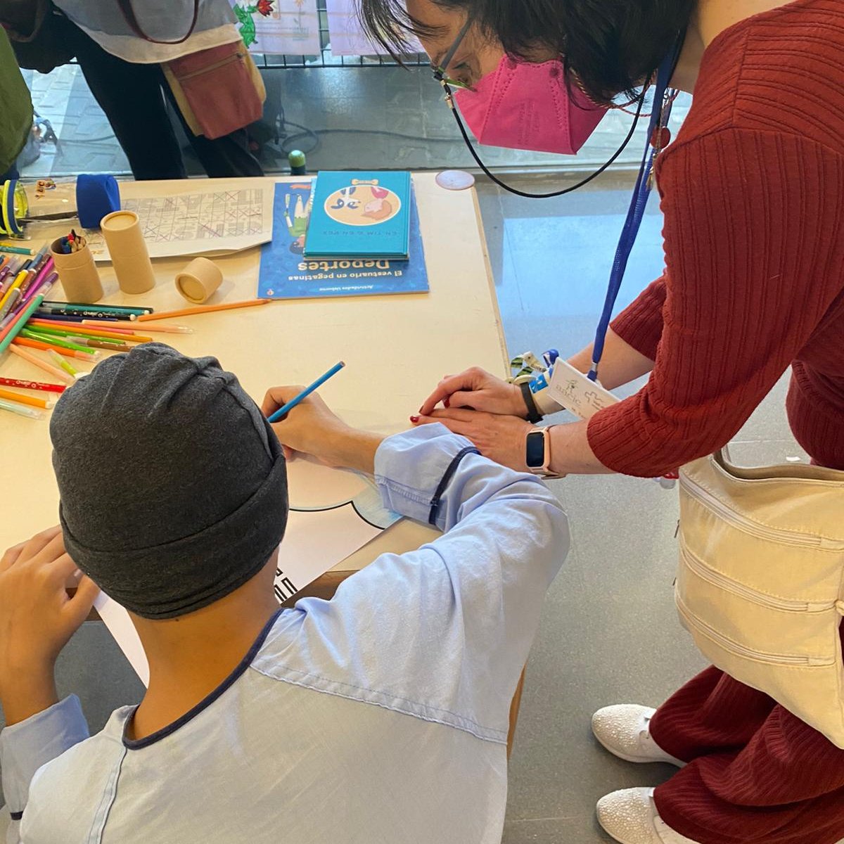 Coravant's tweet photo. Avui hem participat en l'acte del #DiaInfantHospitalitzat a @vallhebron
⁣
Les nostres voluntàries han ajudat als nens i nenes a omplir de color el mural, també hi ha hagut una actuació de màgia i no podia faltar tampoc la celebració tradicional del llançament de petons.⁣ https://t.co/SZ3iVSd7KL