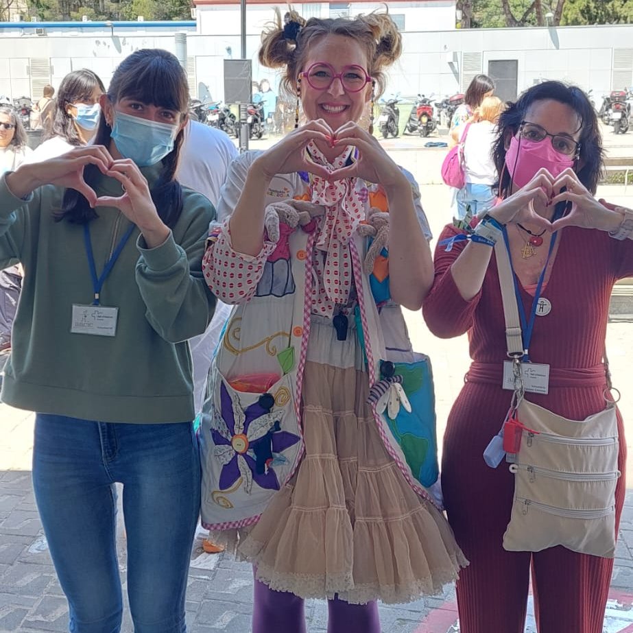 Coravant's tweet photo. Avui hem participat en l'acte del #DiaInfantHospitalitzat a @vallhebron
⁣
Les nostres voluntàries han ajudat als nens i nenes a omplir de color el mural, també hi ha hagut una actuació de màgia i no podia faltar tampoc la celebració tradicional del llançament de petons.⁣ https://t.co/SZ3iVSd7KL