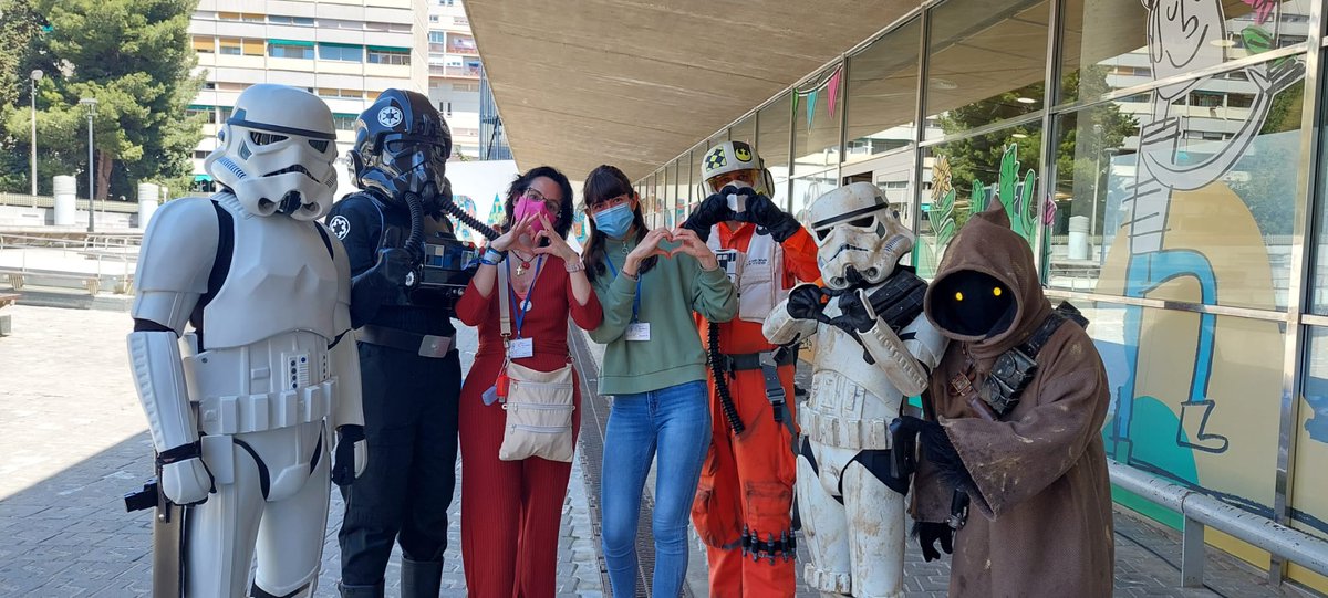 Coravant's tweet photo. Avui hem participat en l'acte del #DiaInfantHospitalitzat a @vallhebron
⁣
Les nostres voluntàries han ajudat als nens i nenes a omplir de color el mural, també hi ha hagut una actuació de màgia i no podia faltar tampoc la celebració tradicional del llançament de petons.⁣ https://t.co/SZ3iVSd7KL