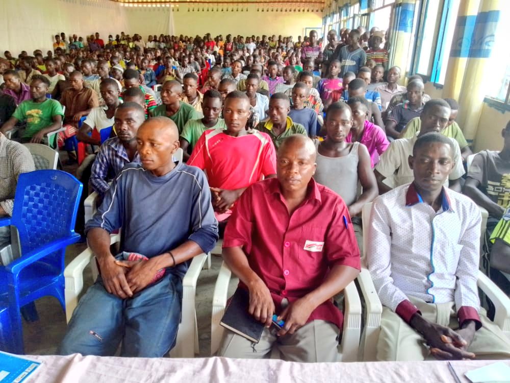 ABPInfos's tweet photo. 1/2 #Burundi Le gouverneur de @RumongeProvince réunit ce jeudi les conducteurs des vélo-taxis œuvrant à Rumonge. Ces derniers ont été appelés à la contribution dans le développement de la province et de se faire enregistrer à l'administration zonale où ils exercent les travaux. https://t.co/yTj9Y8SM5Z