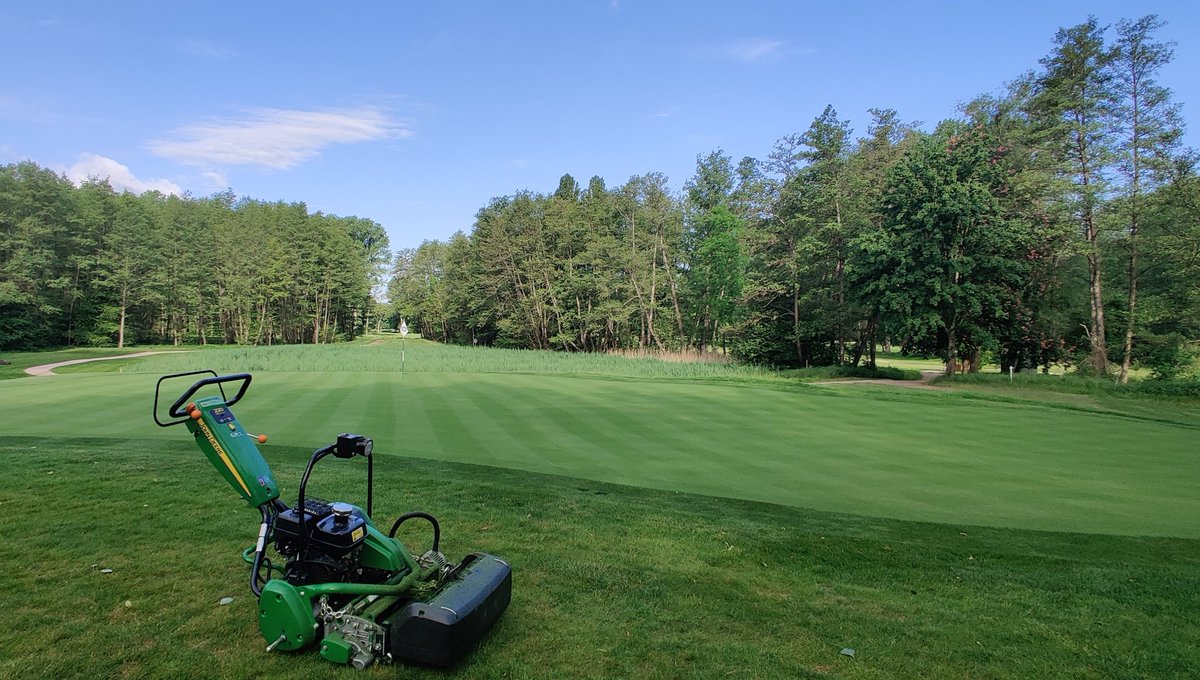 TimOSullivan2's tweet image. Par 3 12th hole at GC Pfalz. Perched green with a 130mtr carry. Firm and fast @troonint @JohnDeere @sjdoyle76