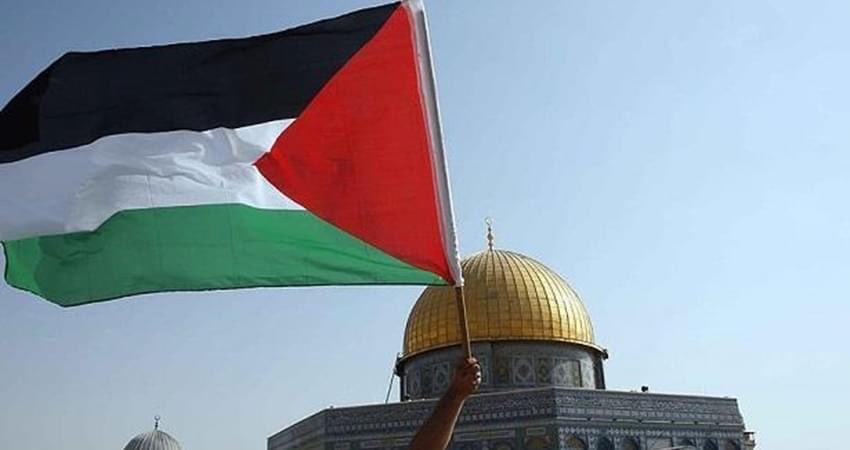 OlaAlfares's tweet photo. قوات مدججة بالسلاح تحارب  وتقمع وتضرب من أجل "علم و جثمان"! 
صبرا صبرا إن الفجر آت لا محالة .. عاشت فلسطين العز والكرامة بعلمها بأحرارها بدماء شهداءها ..#شرين_ابو_عاقلة https://t.co/71JSoge6ee