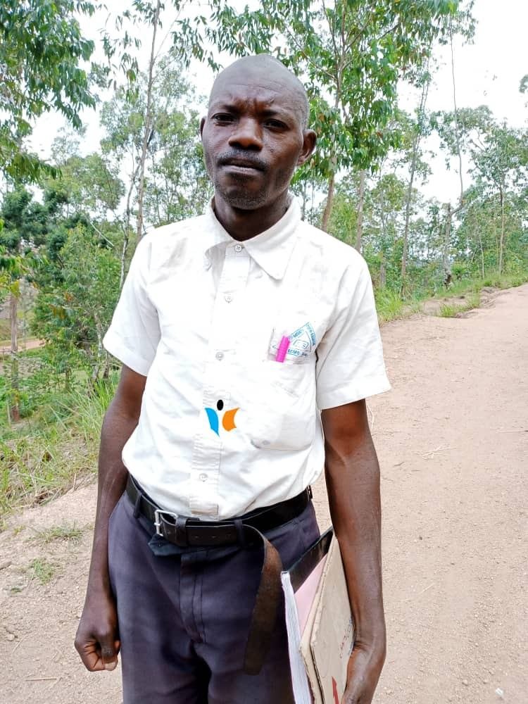 MagazineJimbere's tweet photo. 👀 La sensation du jour, depuis @KayanzaProvince: à plus de 40 ans, Victor Nshimirimana est un élève en 9ème année à l'Ecofo #Randa en commune #Kabarore

👋🏾 Son vœu: "Poursuivre ses études jusqu'à l'université". Un bon exemple selon ses camarades https://t.co/cd8xpKv8mC

#Burundi https://t.co/FyfxLrI4kO