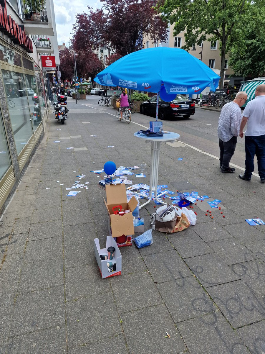 Angriff von Linken auf die #AfD #Koeln in #Deutz! Strafantrag gestellt. Wir machen weiter. Es kam zu Körperverletzungen. Der Stand wurde komplett umgeworfen.