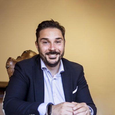 GiovanniRubini's tweet photo. #NuovaFotoProfilo
Uno , due , tre , alza…

#campagnaelettorale 
#Narni https://t.co/VOHTfDHWEM